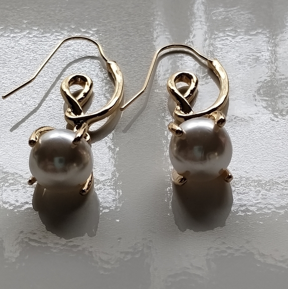 Retro Pearl Ear Hook - Picture 3 of 4